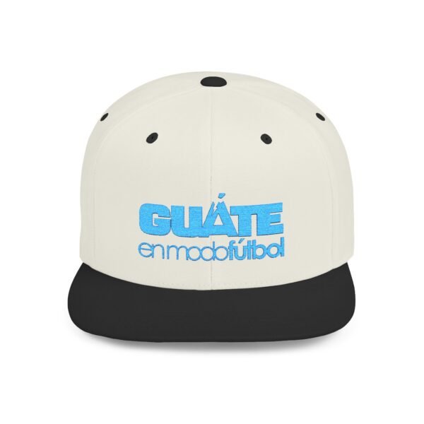 Esta gorra plana es elegante y ajustable, perfecta para el día a día.