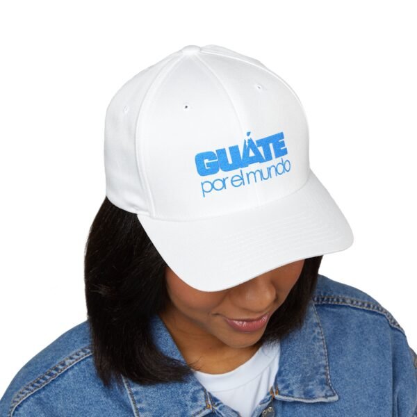 Elegante gorra bordada cerrada para cualquier ocasión. Perfecta como gorra deportiva.