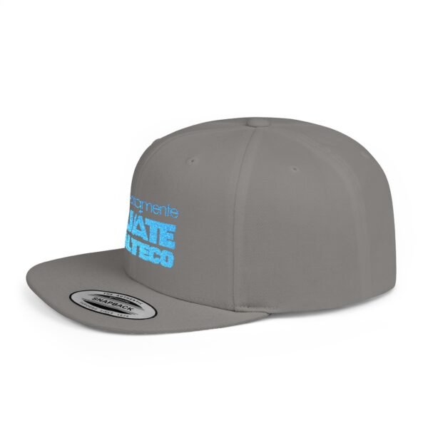 Esta gorra plana es elegante y ajustable, perfecta para el día a día.