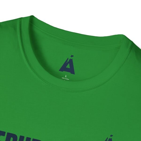 Celebra tu herencia guatemalteca con esta camiseta unisex con orgullo, perfecta para pasear.