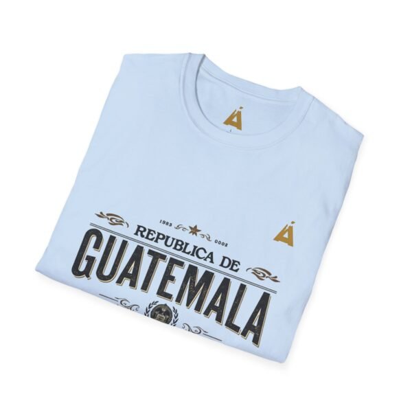 Celebra tu herencia guatemalteca con esta camiseta unisex con orgullo, perfecta para pasear.