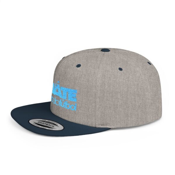 Esta gorra plana es elegante y ajustable, perfecta para el día a día.