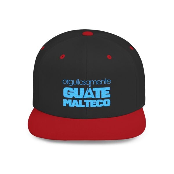 Esta gorra plana es elegante y ajustable, perfecta para el día a día.