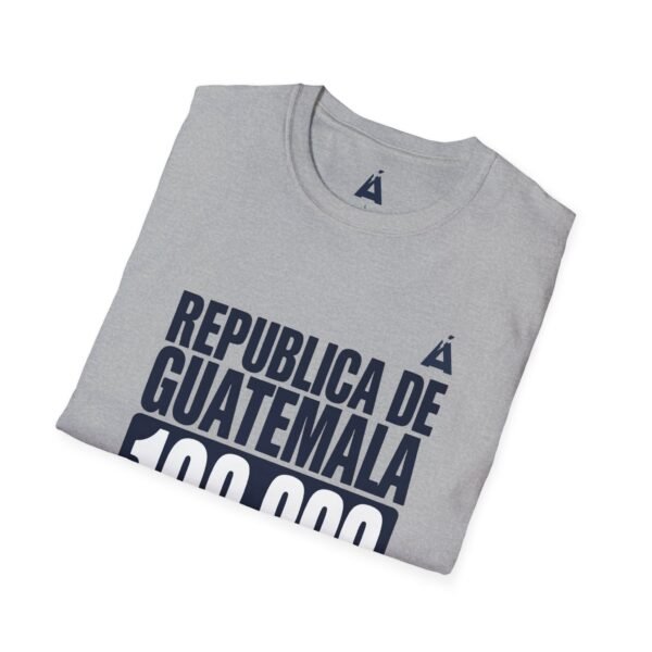 Celebra tu herencia guatemalteca con esta camiseta unisex con orgullo, perfecta para pasear.