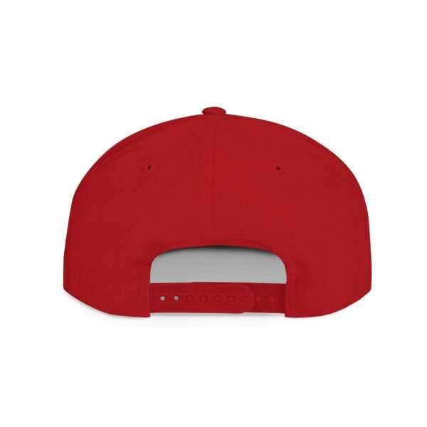 Esta gorra plana es elegante y ajustable, perfecta para el día a día.