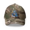 Elegante gorra cerrada con estructura, ofrece un aire deportivo y aventurero.