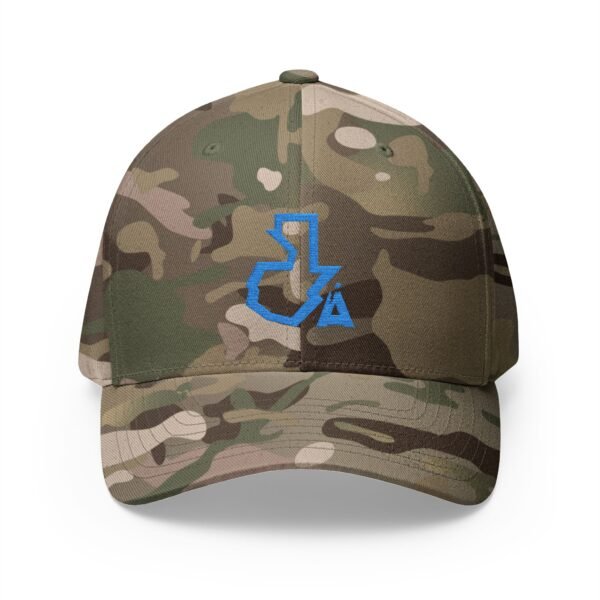 Elegante gorra cerrada con estructura, ofrece un aire deportivo y aventurero.