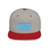 Esta gorra plana es elegante y ajustable, perfecta para el día a día.