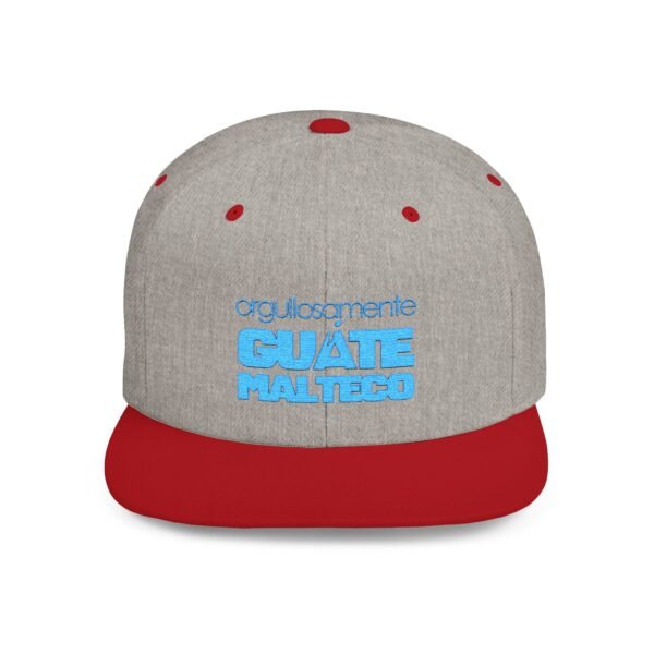 Esta gorra plana es elegante y ajustable, perfecta para el día a día.