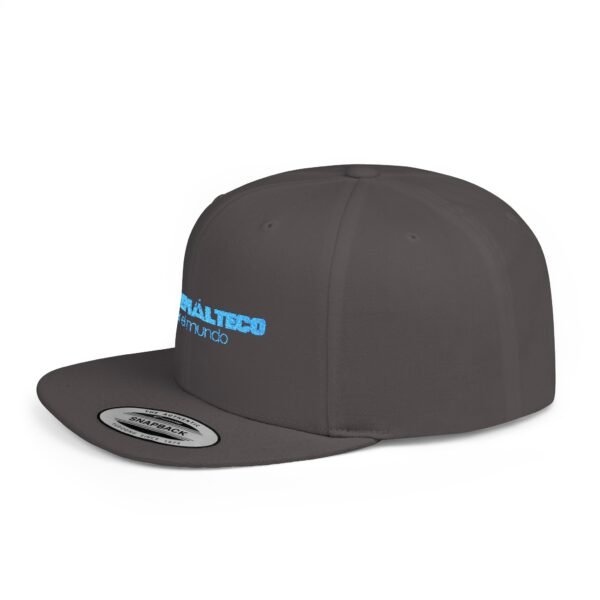 Esta gorra plana es elegante y ajustable, perfecta para el día a día.