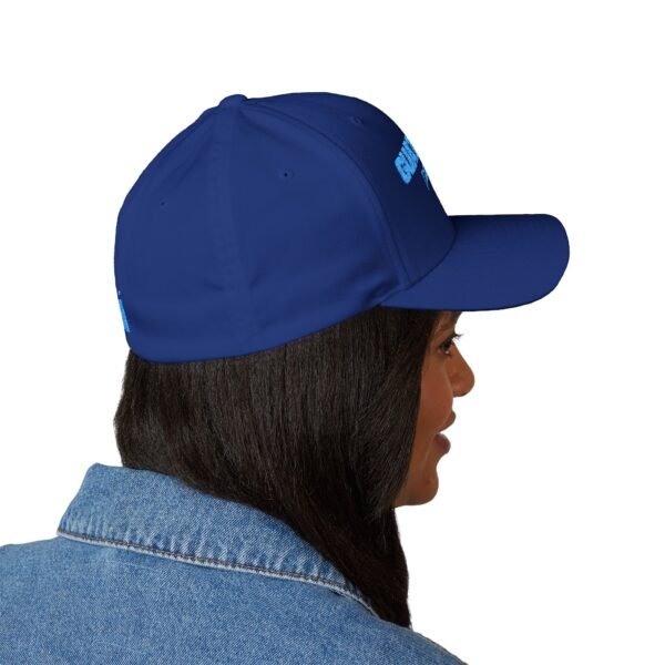 Elegante gorra bordada cerrada para cualquier ocasión. Perfecta como gorra deportiva.