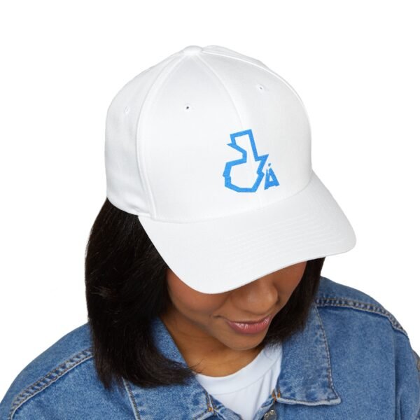 Elegante gorra cerrada con estructura, ofrece un aire deportivo y aventurero.