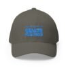 Elegante gorra bordada cerrada para cualquier ocasión.