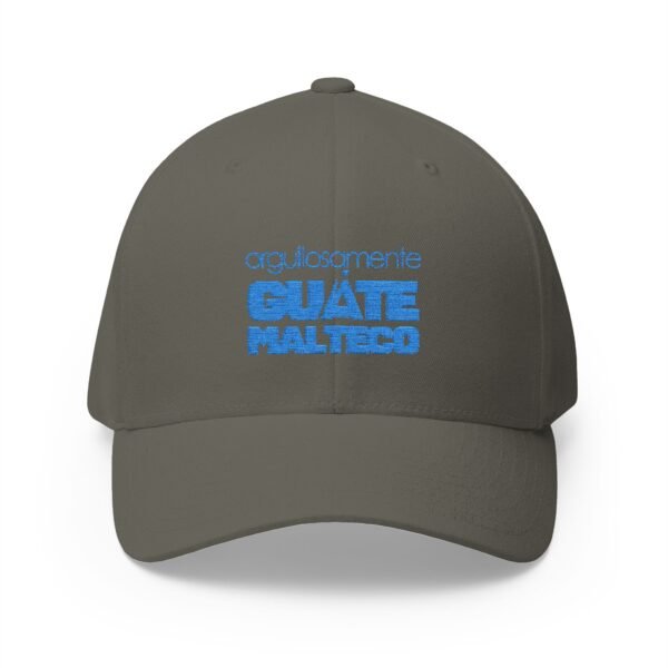 Elegante gorra bordada cerrada para cualquier ocasión.
