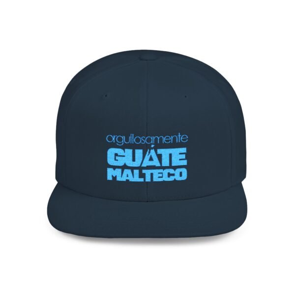 Esta gorra plana es elegante y ajustable, perfecta para el día a día.