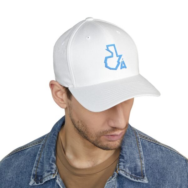 Elegante gorra cerrada con estructura, ofrece un aire deportivo y aventurero.