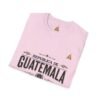 Celebra tu herencia guatemalteca con esta camiseta unisex con orgullo, perfecta para pasear.