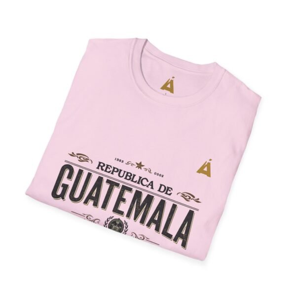 Celebra tu herencia guatemalteca con esta camiseta unisex con orgullo, perfecta para pasear.