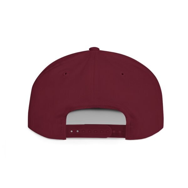 Esta gorra plana es elegante y ajustable, perfecta para el día a día.