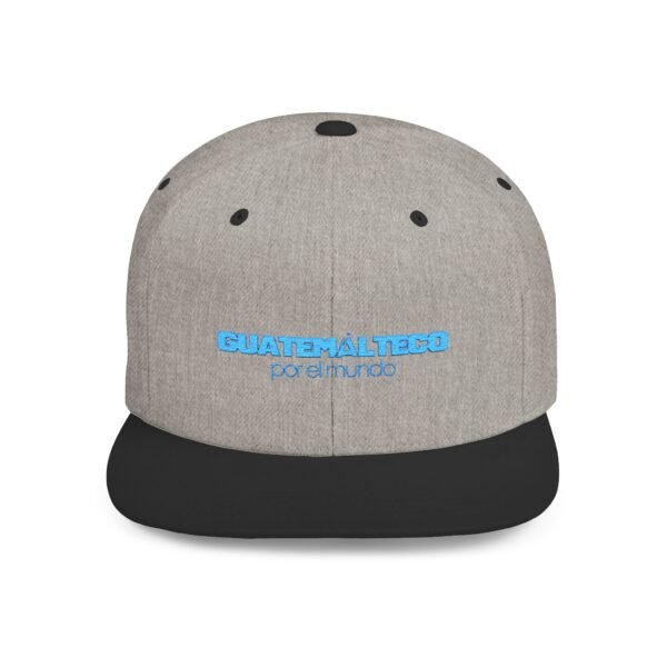 Esta gorra plana es elegante y ajustable, perfecta para el día a día.