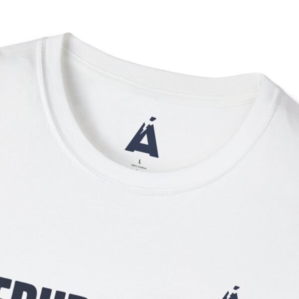 Celebra tu herencia guatemalteca con esta camiseta unisex con orgullo, perfecta para pasear.