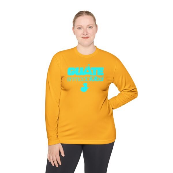 Camiseta unisex ligera manga larga espíritu guatemalteco perfecta para cualquier aficionado al fútbol.