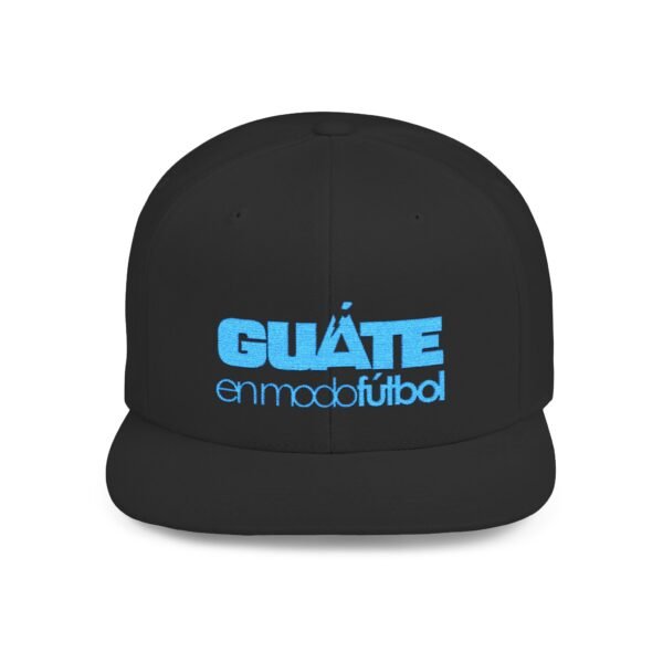 Esta gorra plana es elegante y ajustable, perfecta para el día a día.