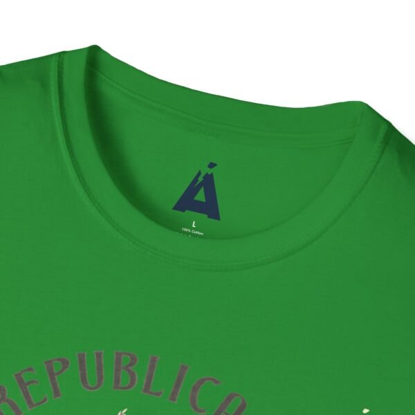 Celebra tu herencia guatemalteca con esta camiseta unisex con orgullo, perfecta para pasear.