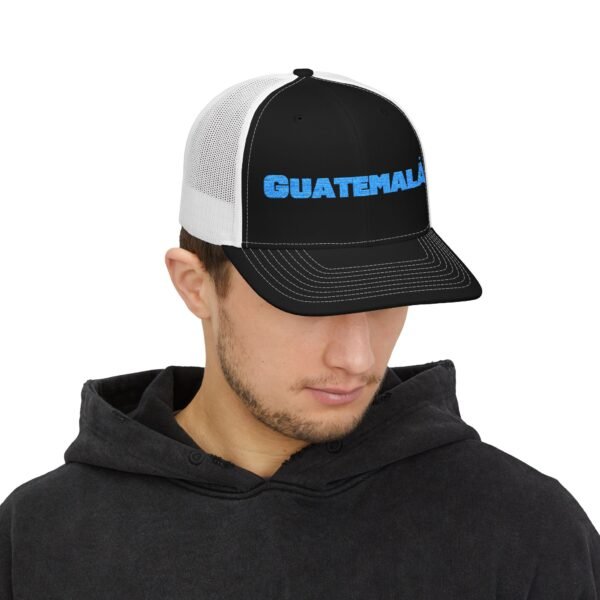 Elegante gorra de Camionero, bordada, perfecta para uso casual, una opción moderna y cómoda.