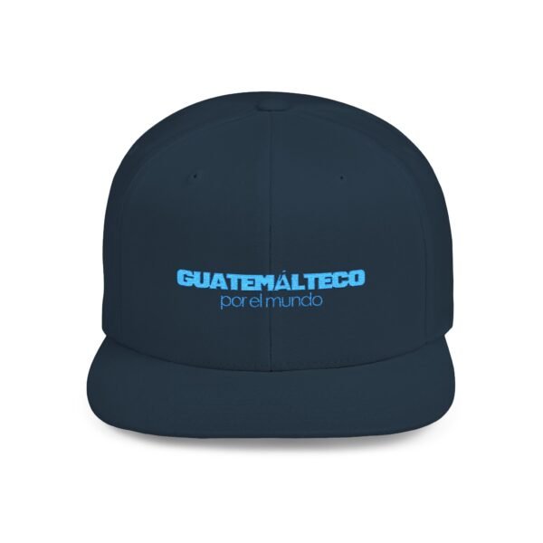 Esta gorra plana es elegante y ajustable, perfecta para el día a día.