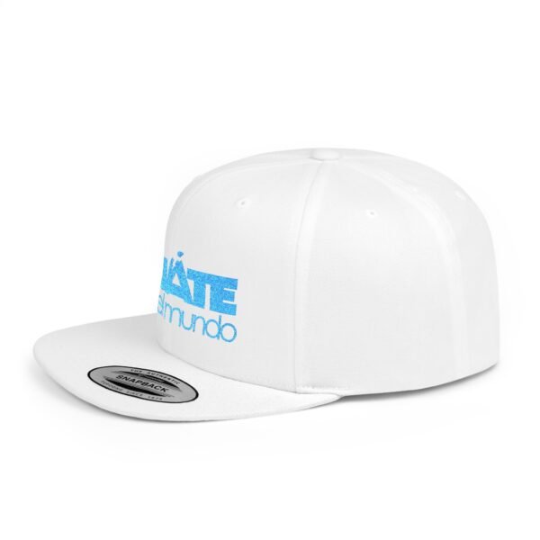 Esta gorra plana es elegante y ajustable, perfecta para el día a día.