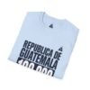 Celebra tu herencia guatemalteca con esta camiseta unisex con orgullo, perfecta para pasear.