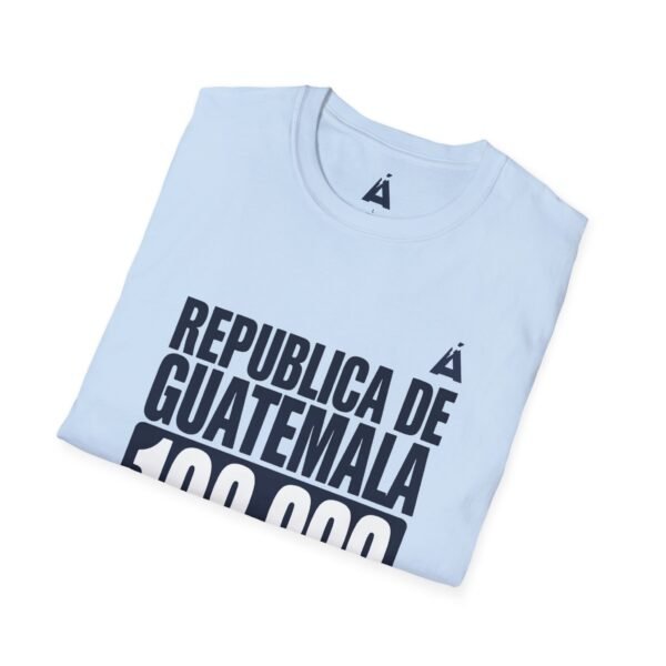 Celebra tu herencia guatemalteca con esta camiseta unisex con orgullo, perfecta para pasear.