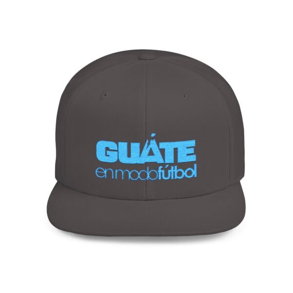 Esta gorra plana es elegante y ajustable, perfecta para el día a día.