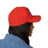 Elegante gorra bordada cerrada para cualquier ocasión.