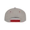 Esta gorra plana es elegante y ajustable, perfecta para el día a día.