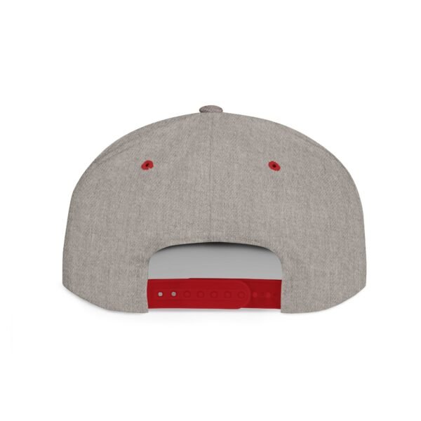Esta gorra plana es elegante y ajustable, perfecta para el día a día.