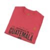 Celebra tu herencia guatemalteca con esta camiseta unisex con orgullo, perfecta para pasear.