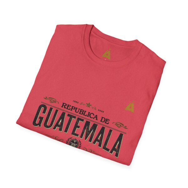 Celebra tu herencia guatemalteca con esta camiseta unisex con orgullo, perfecta para pasear.