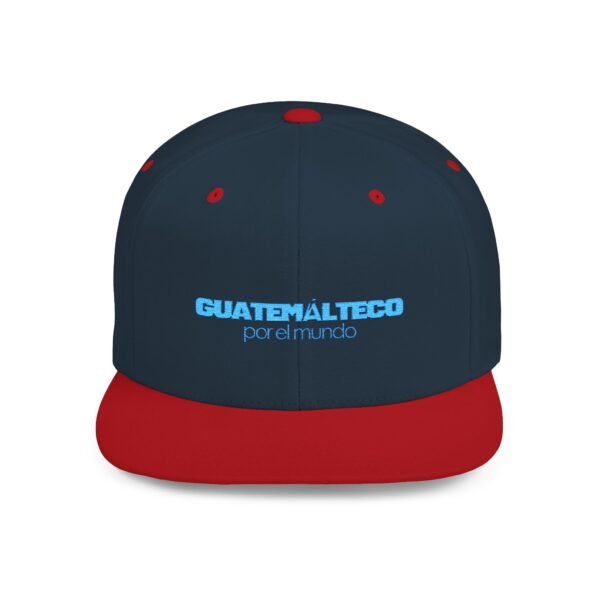 Esta gorra plana es elegante y ajustable, perfecta para el día a día.