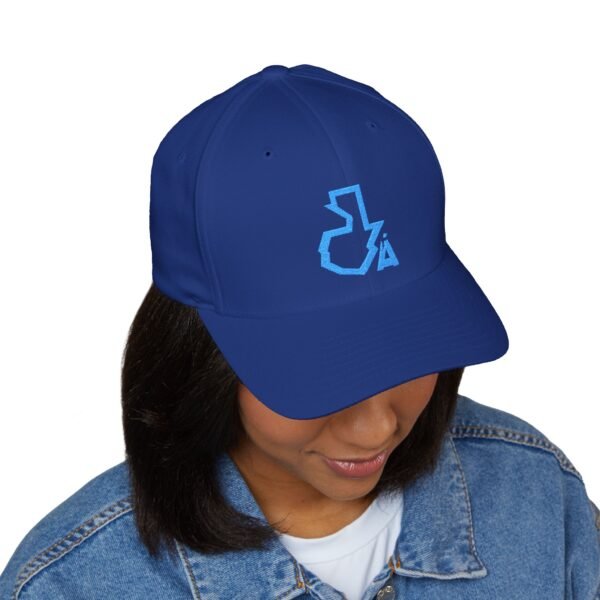 Elegante gorra cerrada con estructura, ofrece un aire deportivo y aventurero.