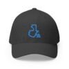 Elegante gorra cerrada con estructura, ofrece un aire deportivo y aventurero.