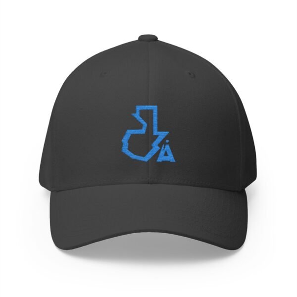 Elegante gorra cerrada con estructura, ofrece un aire deportivo y aventurero.