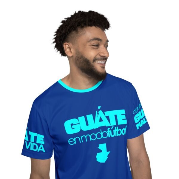 Saca a relucir tu pasión por el deporte con esta camiseta deportiva guatemalteca.