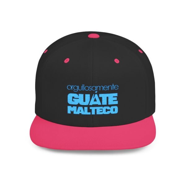 Esta gorra plana es elegante y ajustable, perfecta para el día a día.