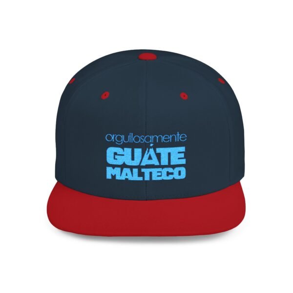 Esta gorra plana es elegante y ajustable, perfecta para el día a día.