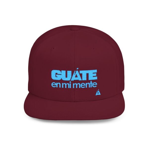 Esta gorra plana es elegante y ajustable, perfecta para el día a día.