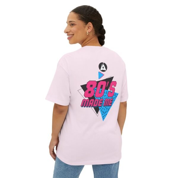 Camiseta holgada inspirada en los 80s, perfecta para salidas informales, con un aire divertido y nostálgico.