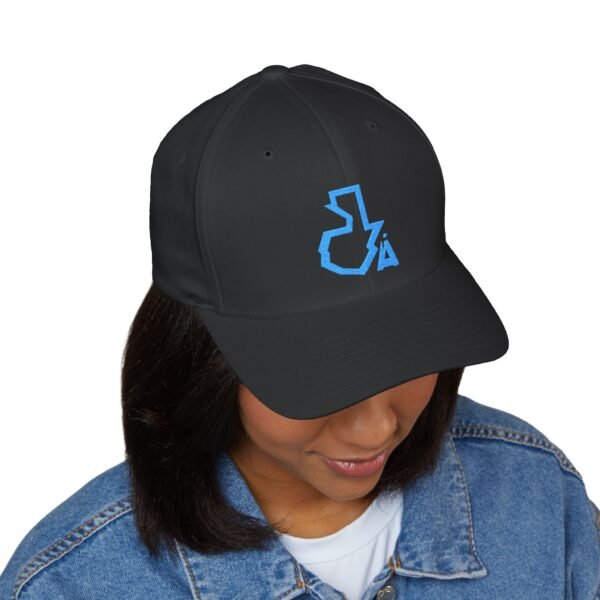 Elegante gorra cerrada con estructura, ofrece un aire deportivo y aventurero.