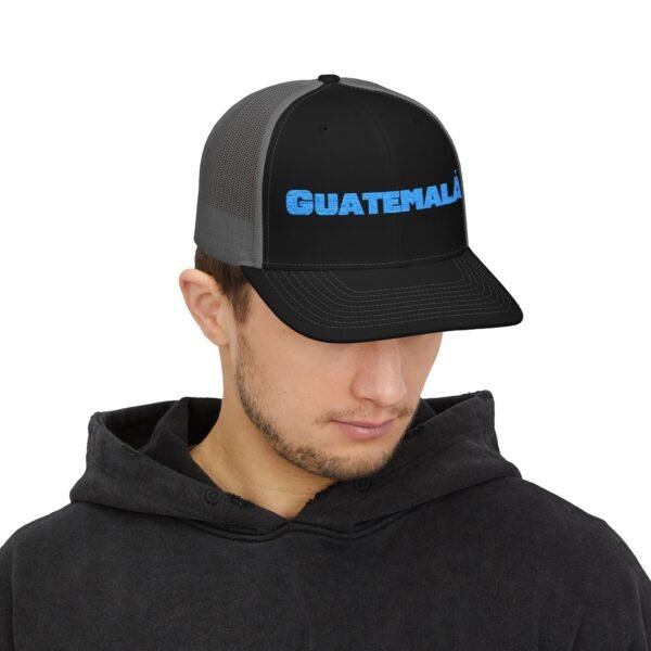 Elegante gorra de Camionero, bordada, perfecta para uso casual, una opción moderna y cómoda.